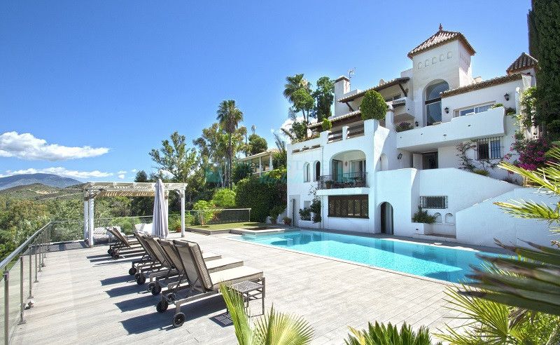 Villa for sale in Aloha, Nueva Andalucia