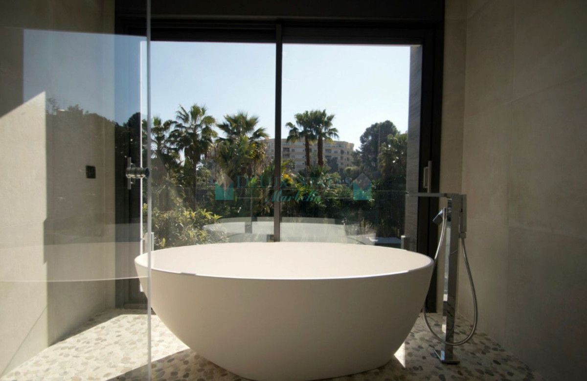 Villa for rent in Nueva Andalucia