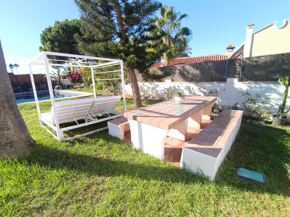 Villa Pareada en venta en Rio Real, Marbella Este