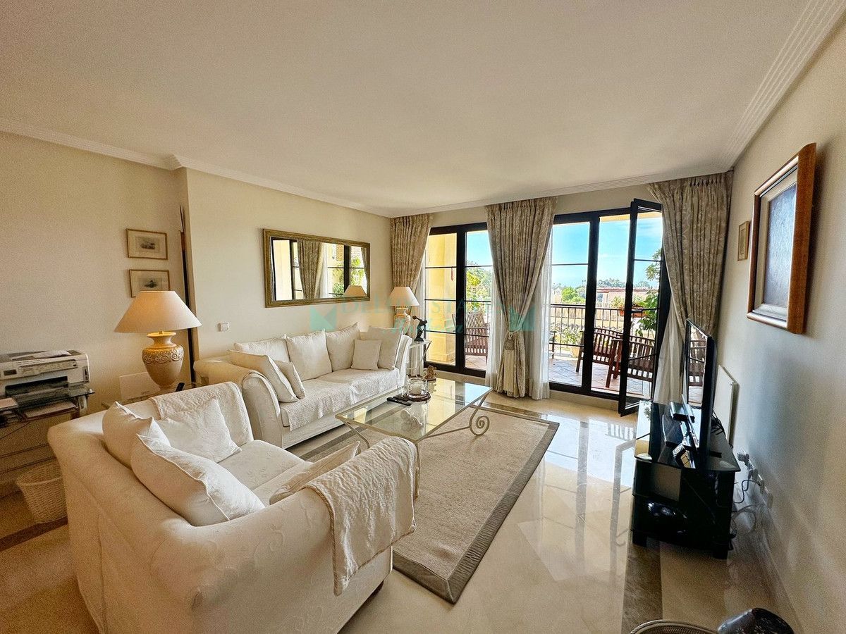 Apartamento Planta Baja en venta en Los Arqueros, Benahavis