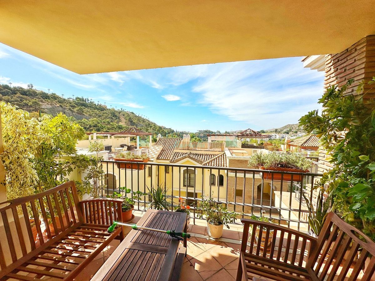 Apartamento Planta Baja en venta en Los Arqueros, Benahavis