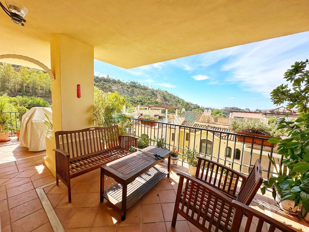 Apartamento Planta Baja en venta en Los Arqueros, Benahavis