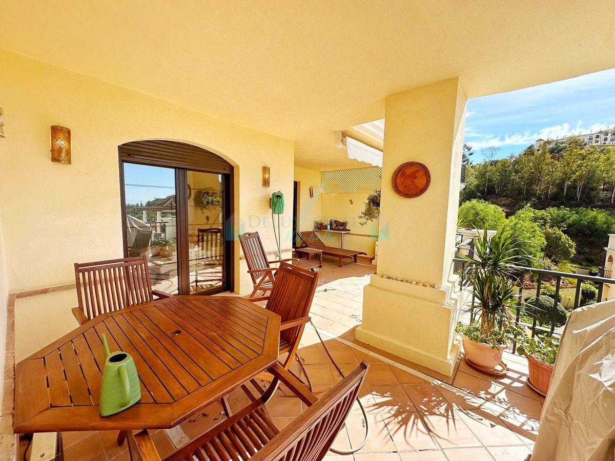 Apartamento Planta Baja en venta en Los Arqueros, Benahavis