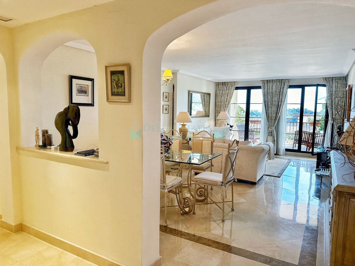 Apartamento Planta Baja en venta en Los Arqueros, Benahavis