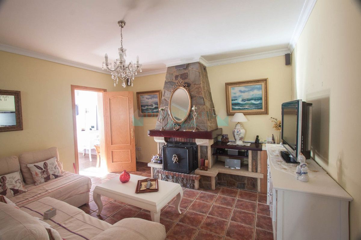 Finca for sale in Estepona