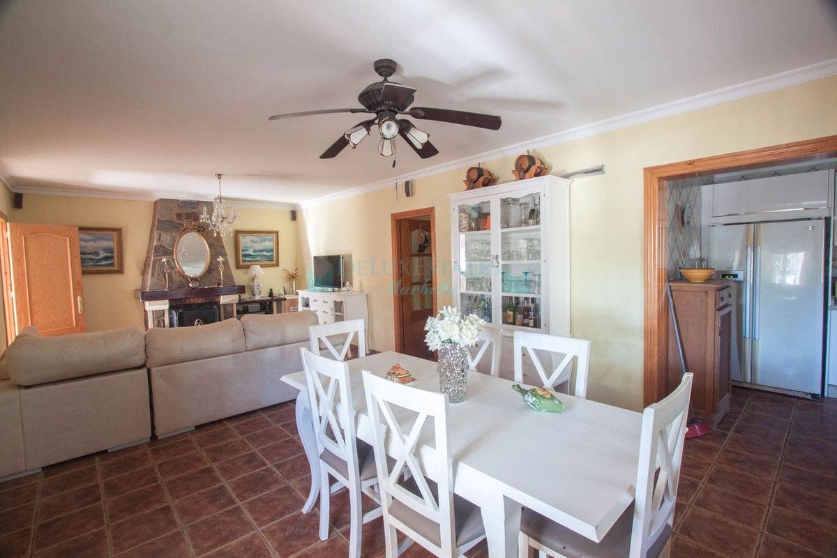 Finca for sale in Estepona