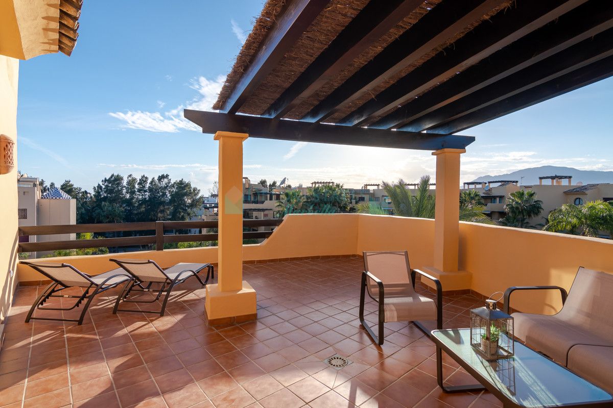 Penthouse for sale in Costalita, Estepona