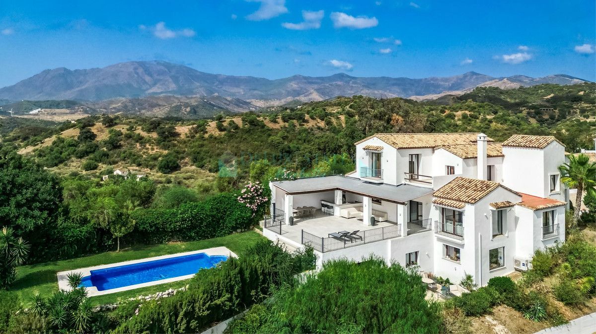 Villa for sale in Estepona