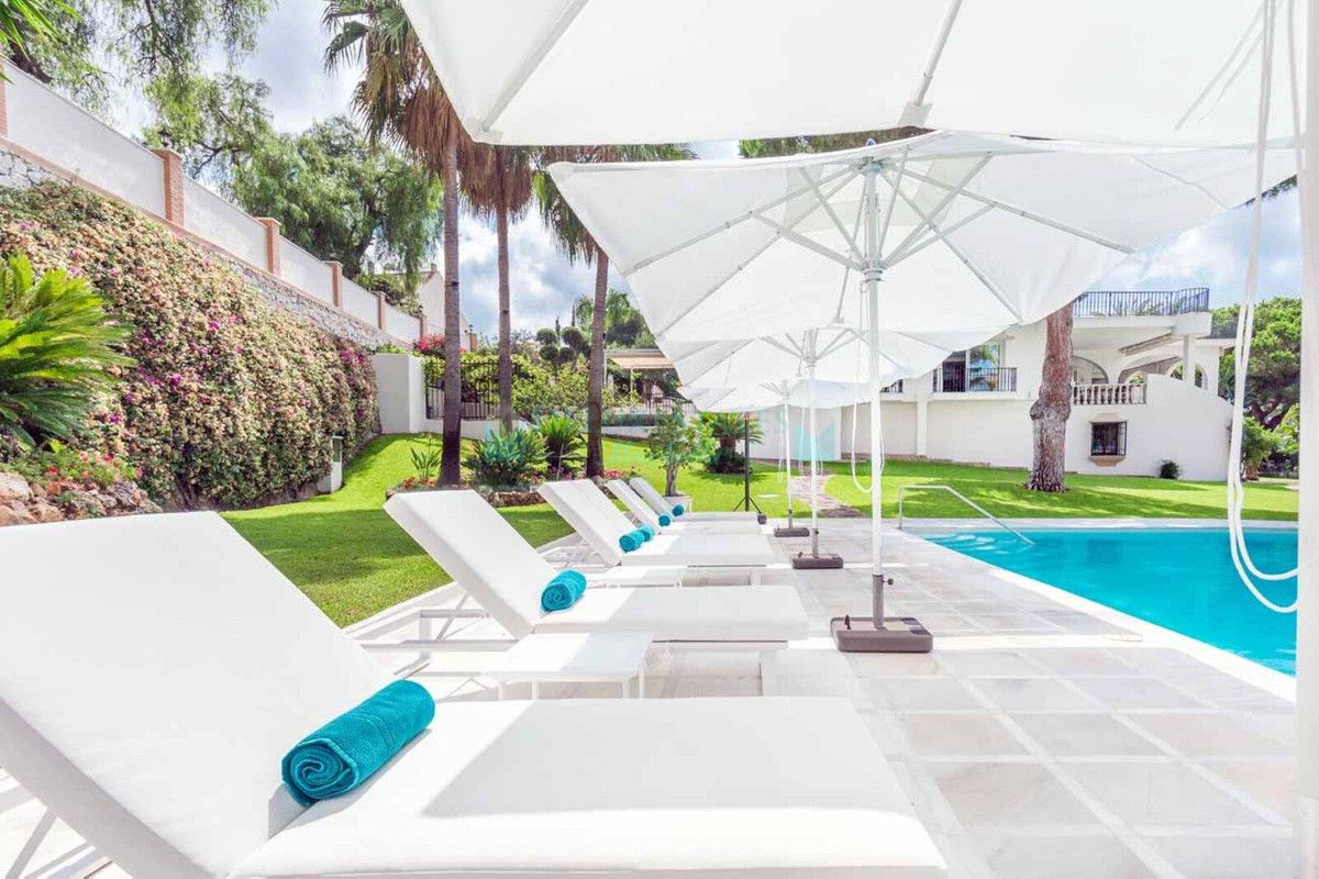 Villa for sale in Rio Real, Marbella East