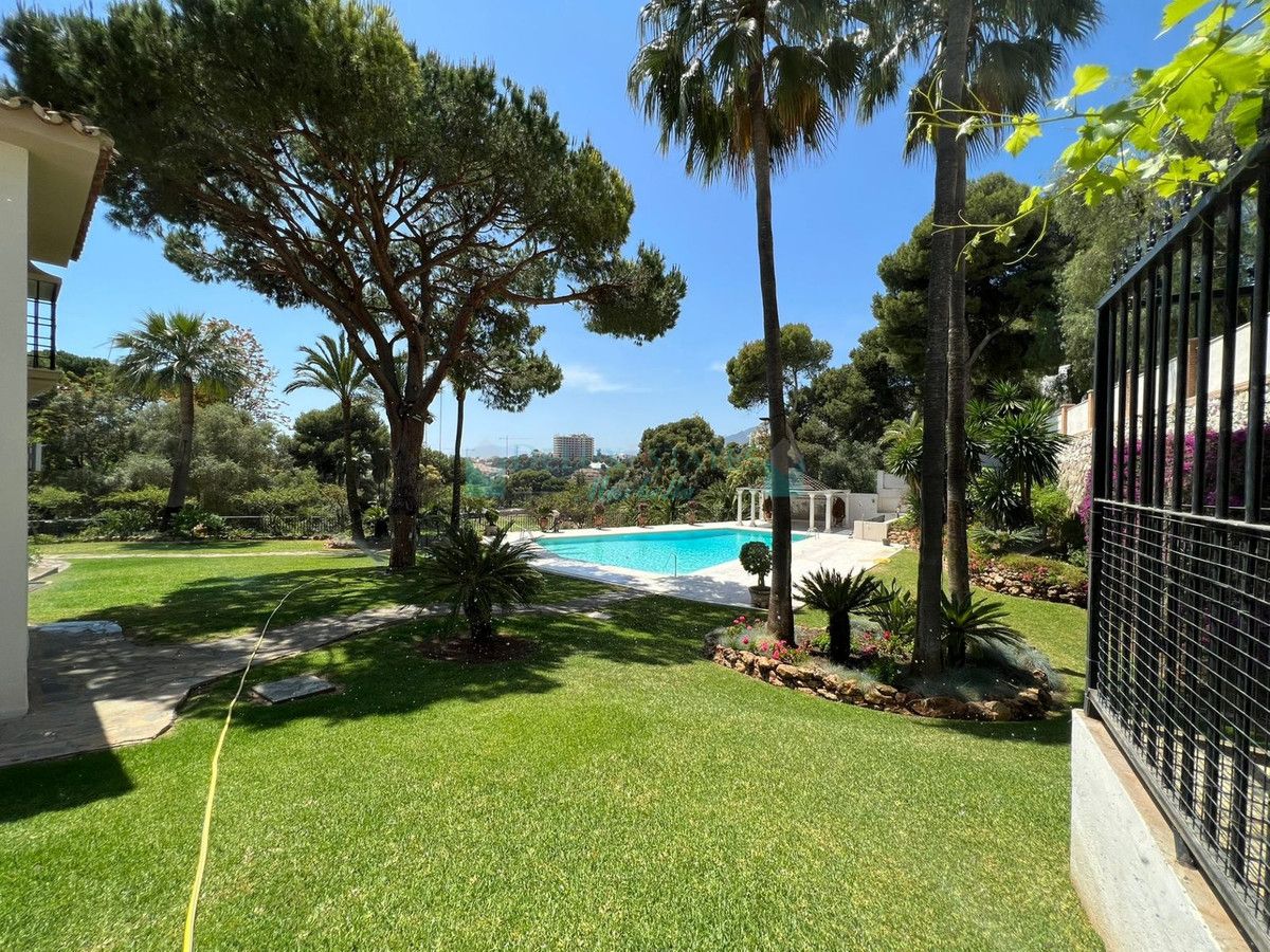 Villa for sale in Rio Real, Marbella East