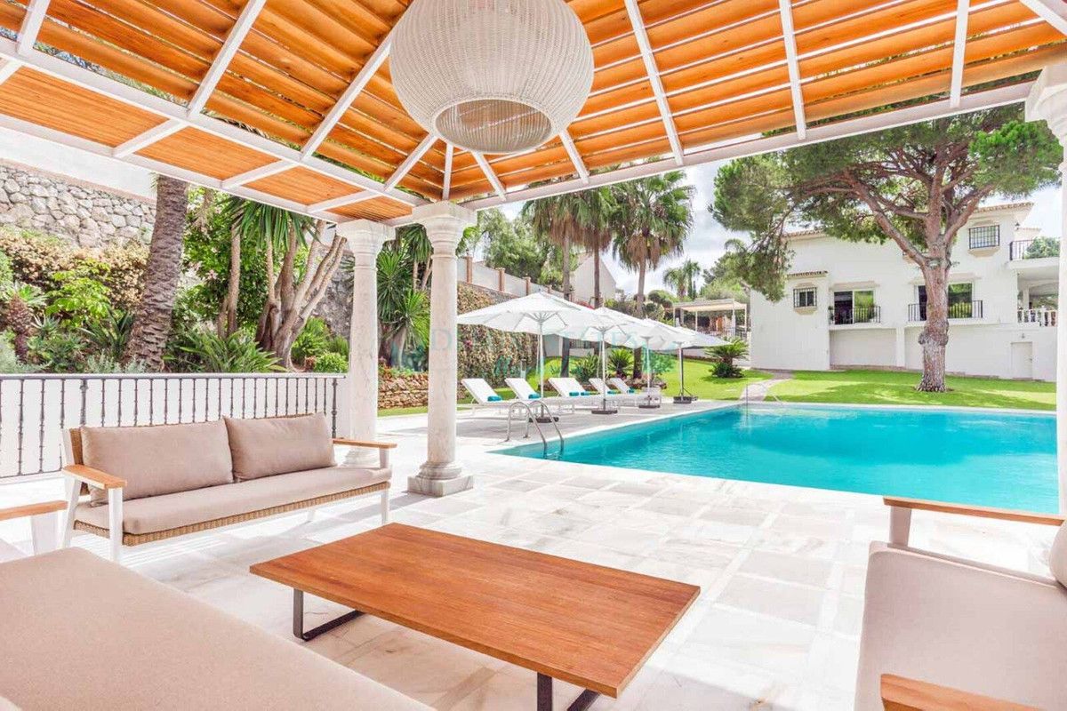 Villa for sale in Rio Real, Marbella East