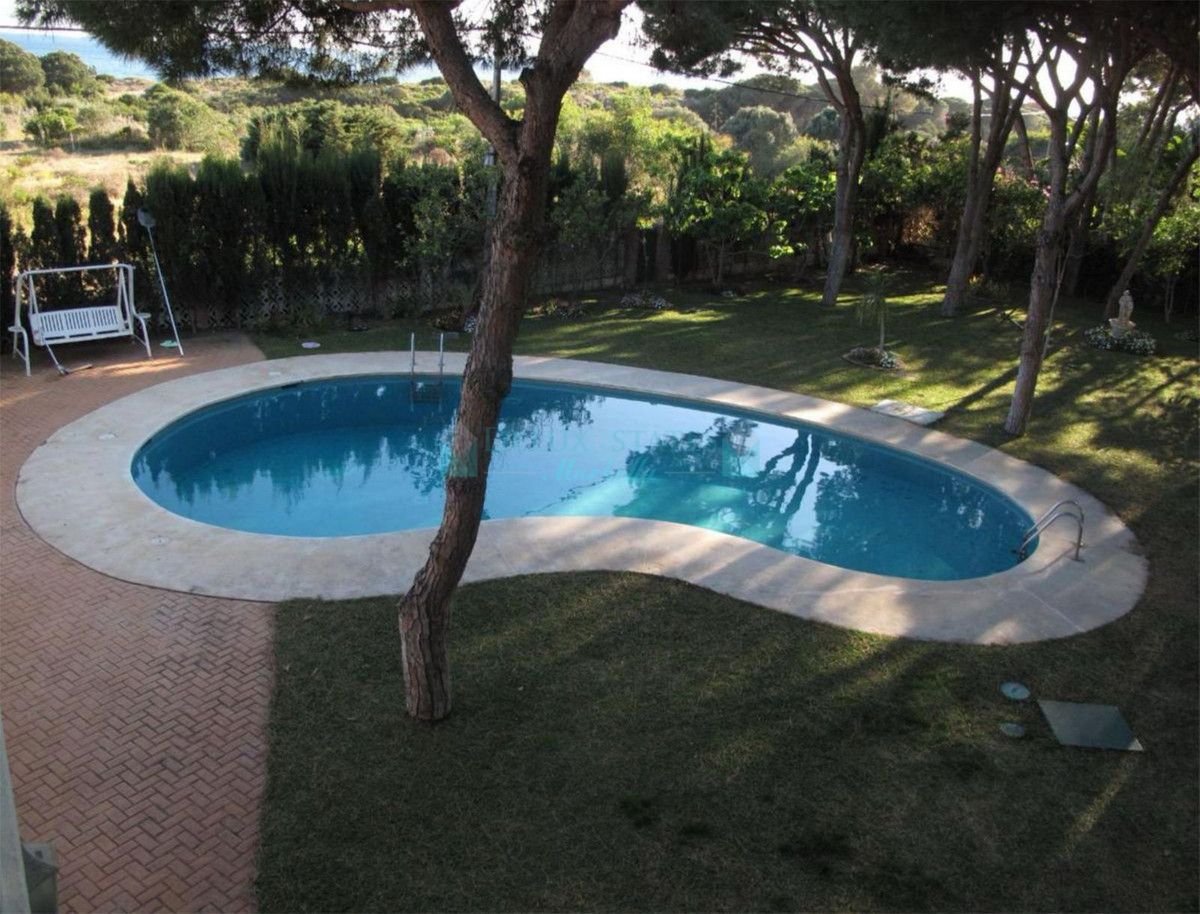 Villa for sale in Cabopino, Marbella East