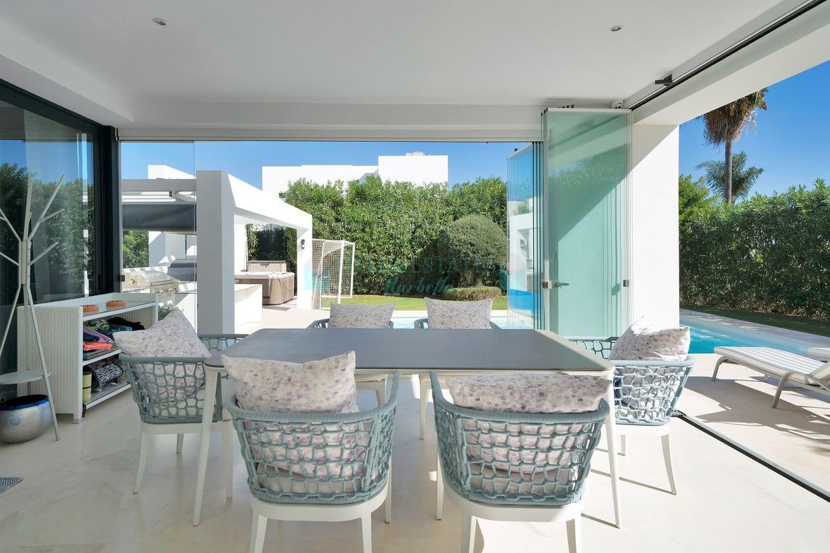 Villa for sale in El Paraiso, Estepona