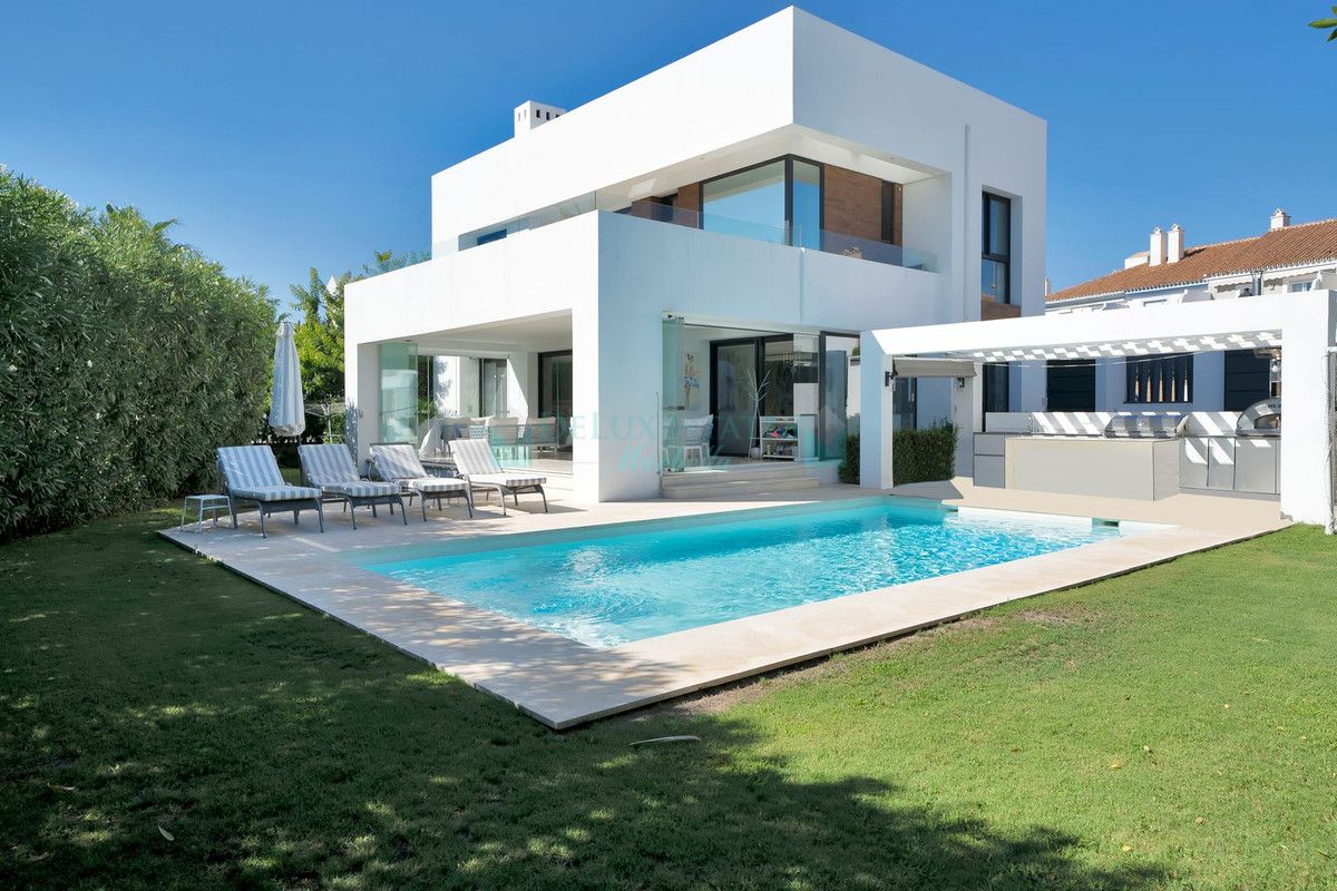 Villa for sale in El Paraiso, Estepona