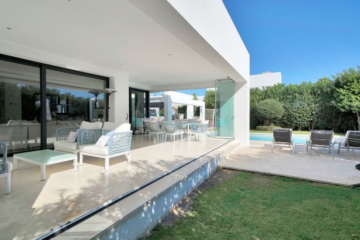 Villa for sale in El Paraiso, Estepona