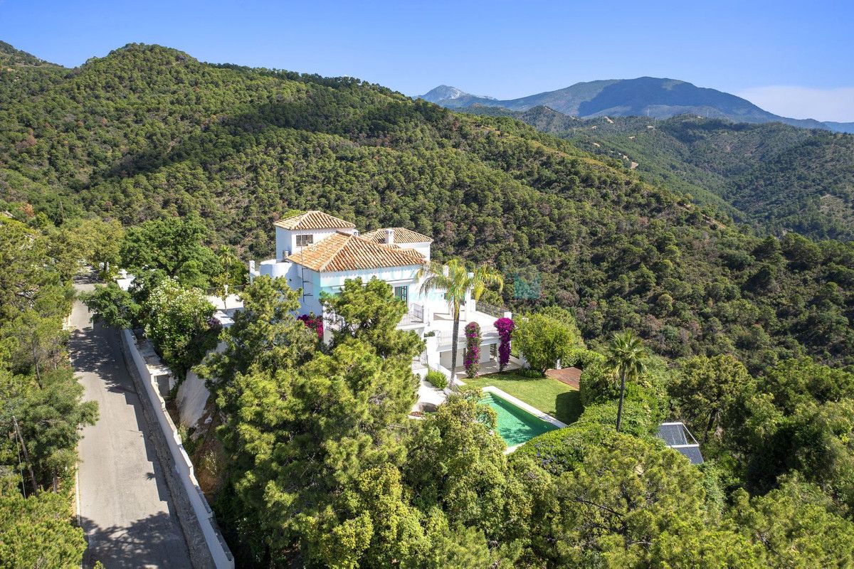 Villa for sale in El Madroñal, Benahavis