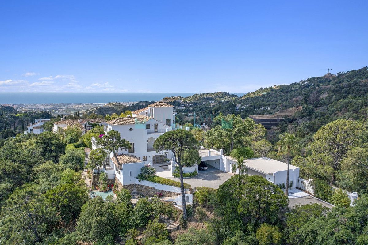 Villa for sale in El Madroñal, Benahavis