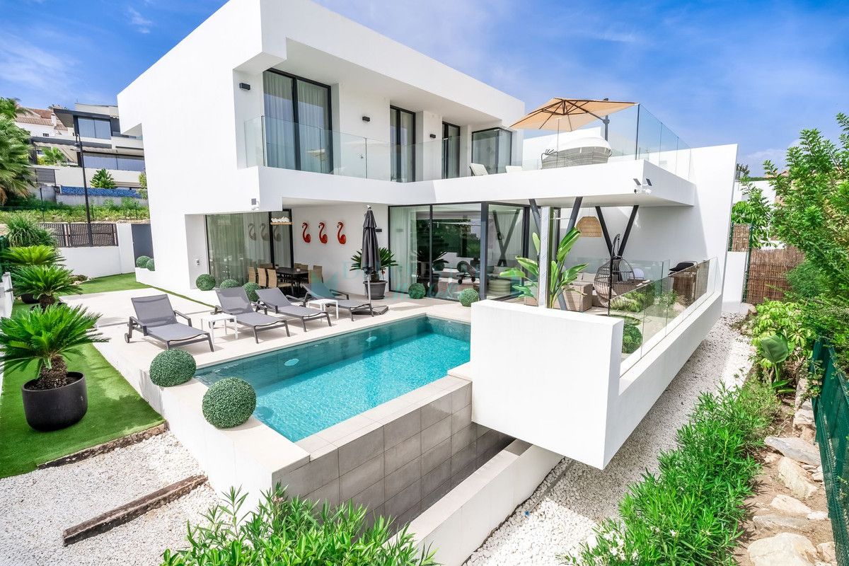 Villa for sale in Atalaya, Estepona