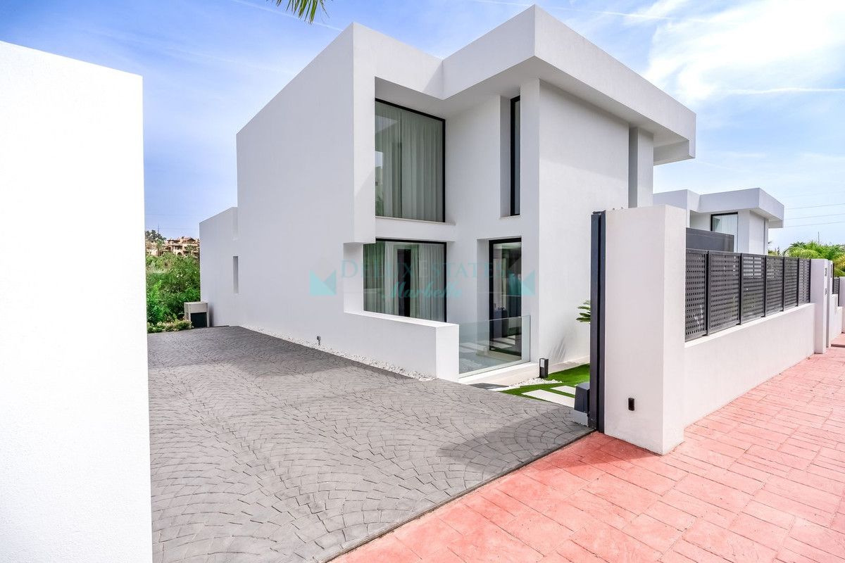 Villa for sale in Atalaya, Estepona