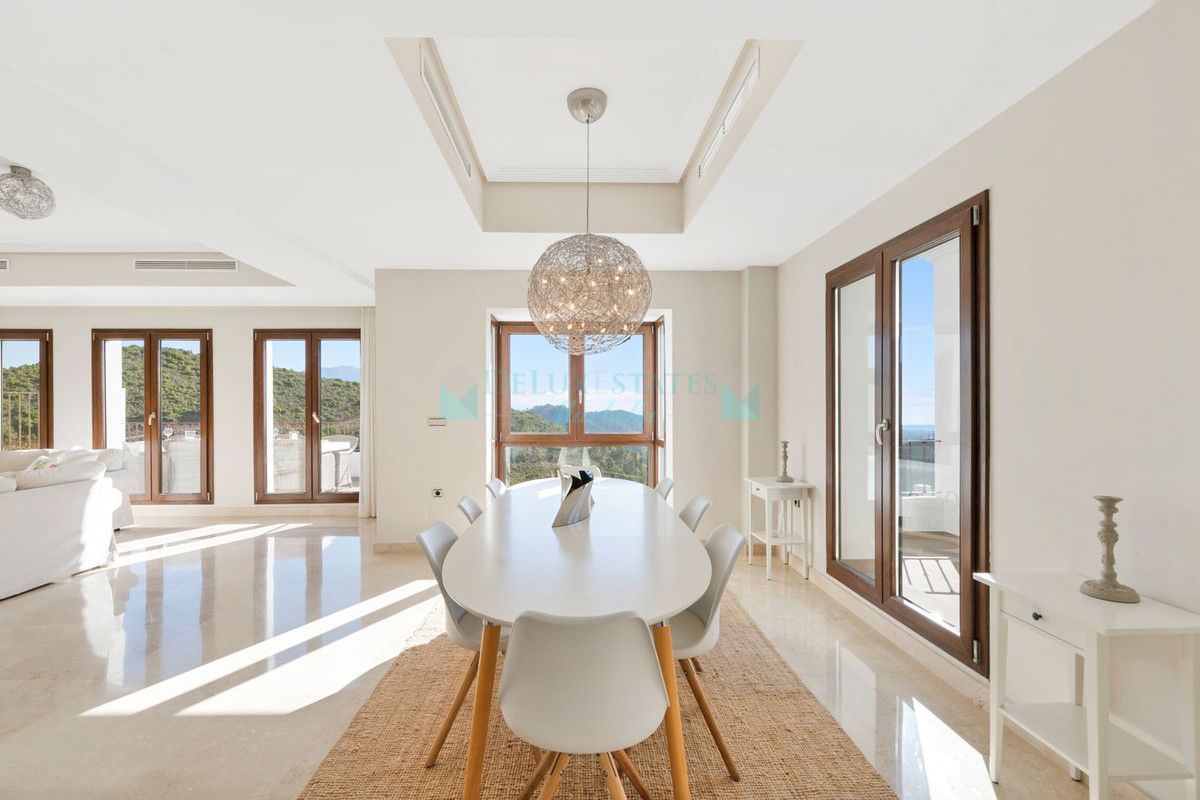 Villa for sale in Benahavis