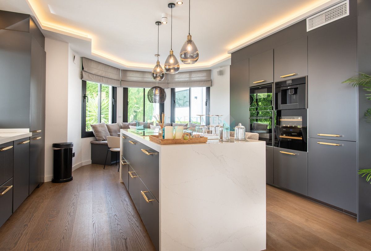 Villa for sale in La Quinta, Benahavis