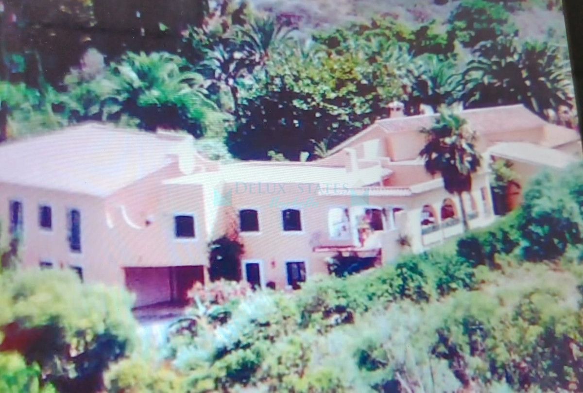 Villa for sale in Benahavis