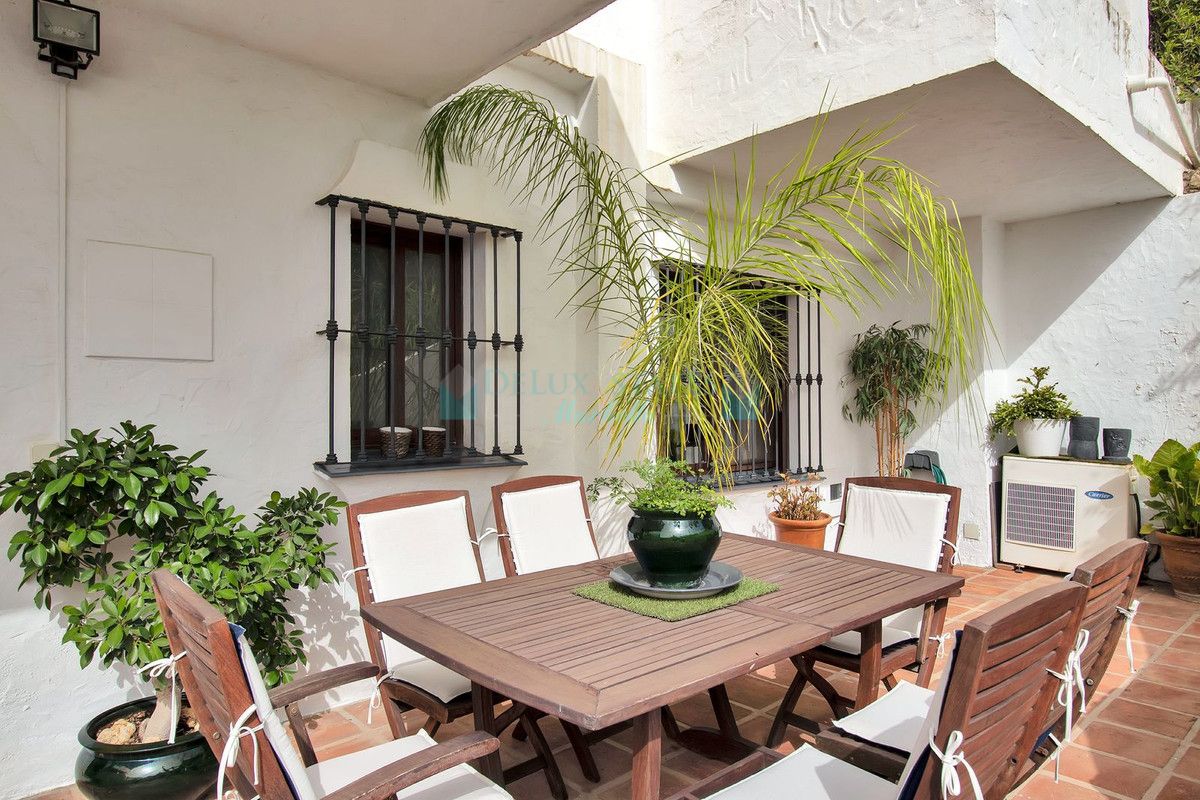 Apartamento Planta Baja en venta en La Heredia, Benahavis