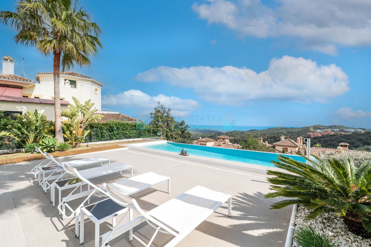 Villa for sale in La Mairena, Marbella East