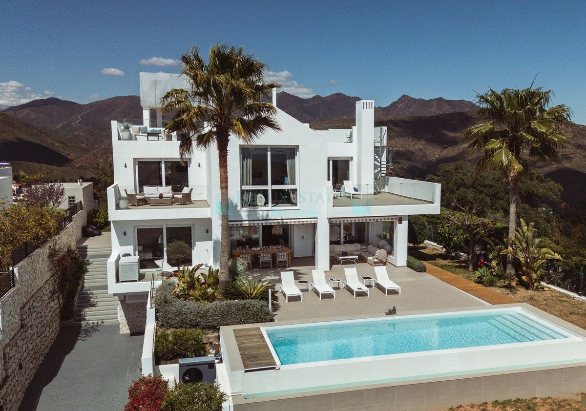 Villa for sale in La Mairena, Marbella East