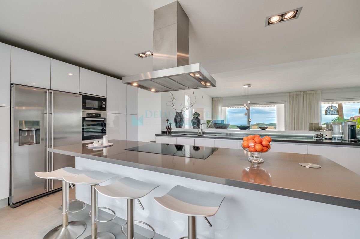 Villa for sale in La Mairena, Marbella East