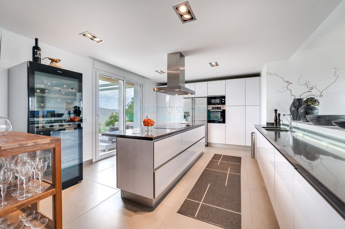 Villa for sale in La Mairena, Marbella East