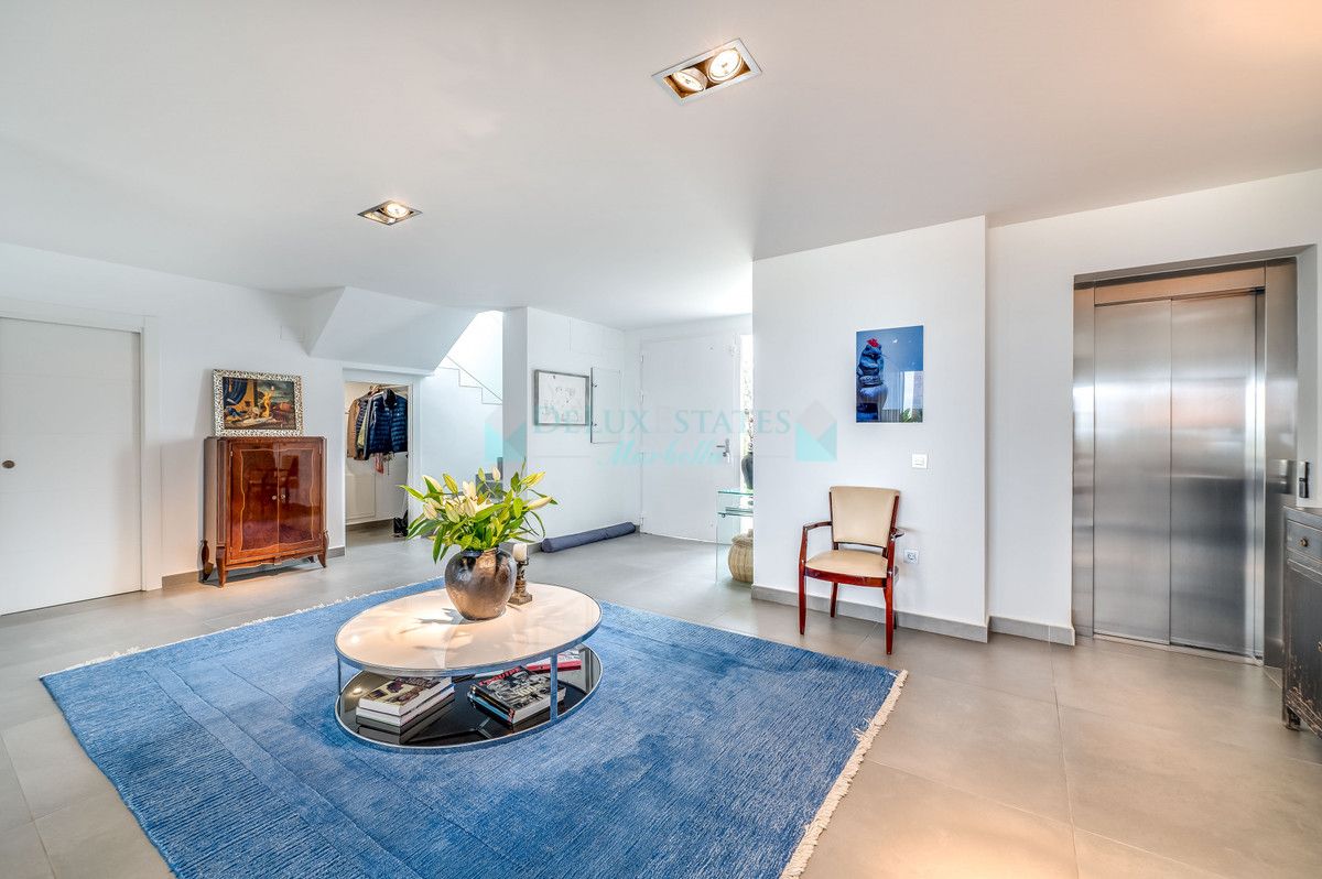 Villa for sale in La Mairena, Marbella East