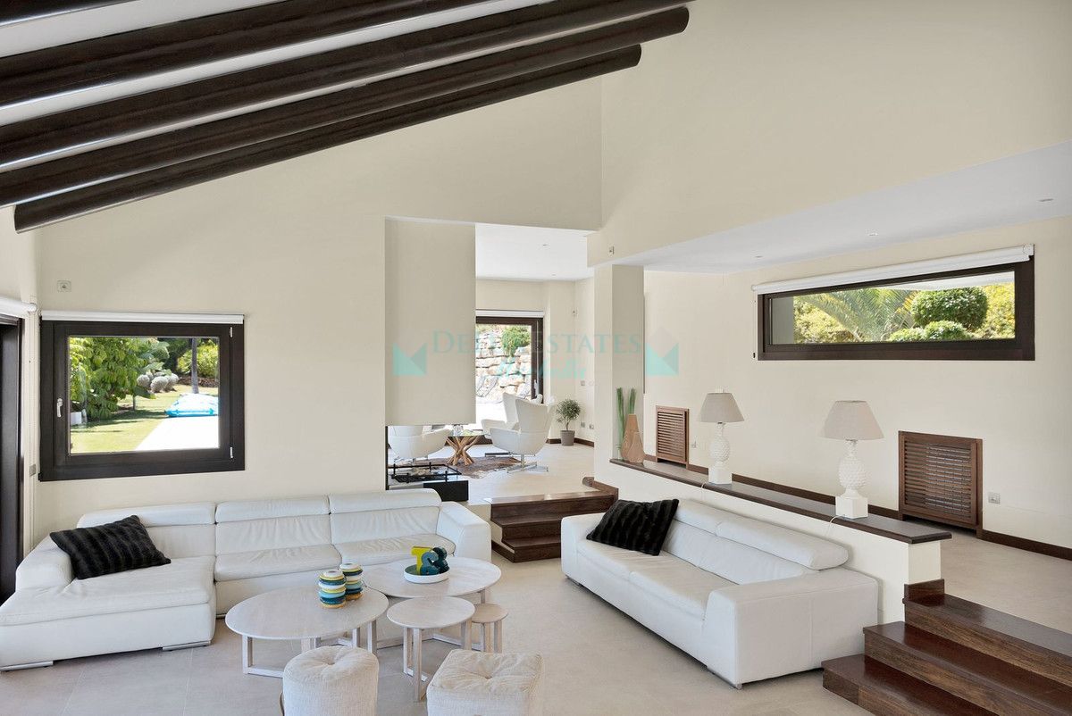 Villa for sale in Atalaya, Estepona