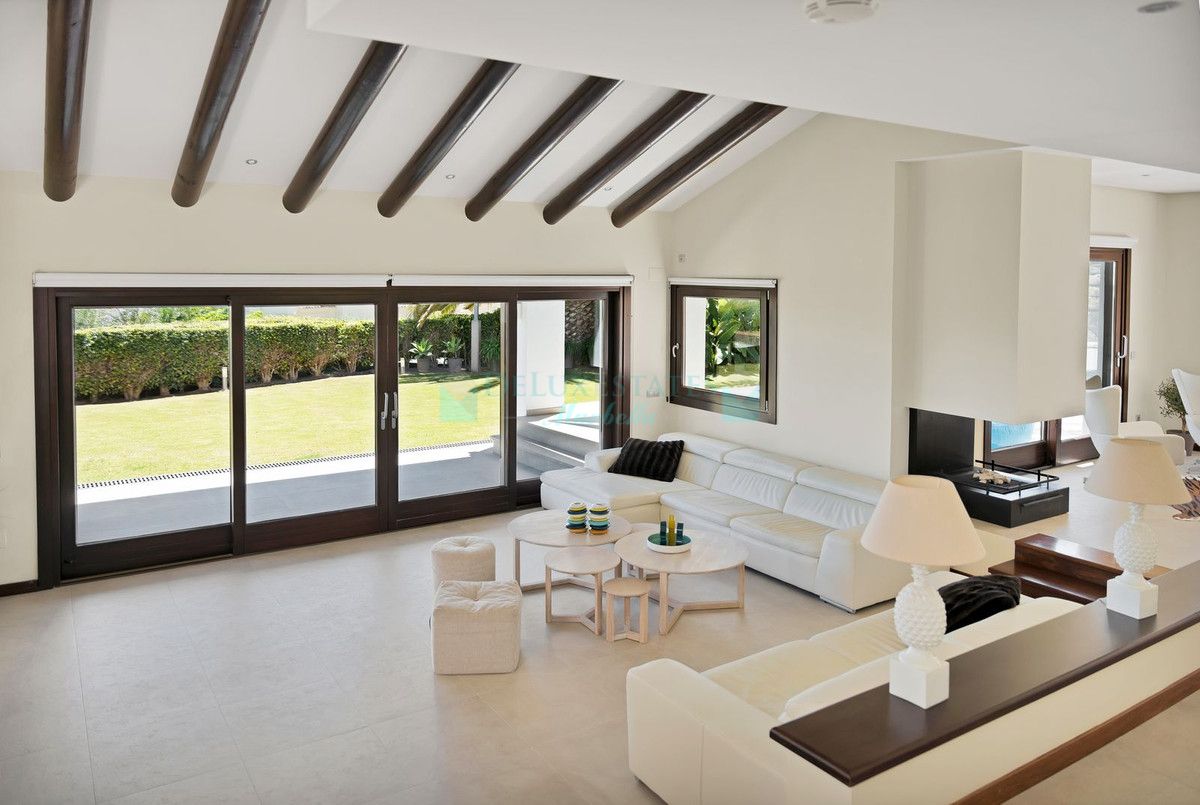 Villa for sale in Atalaya, Estepona