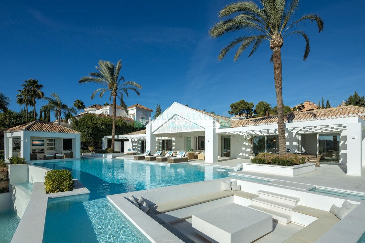 Villa for sale in Nueva Andalucia