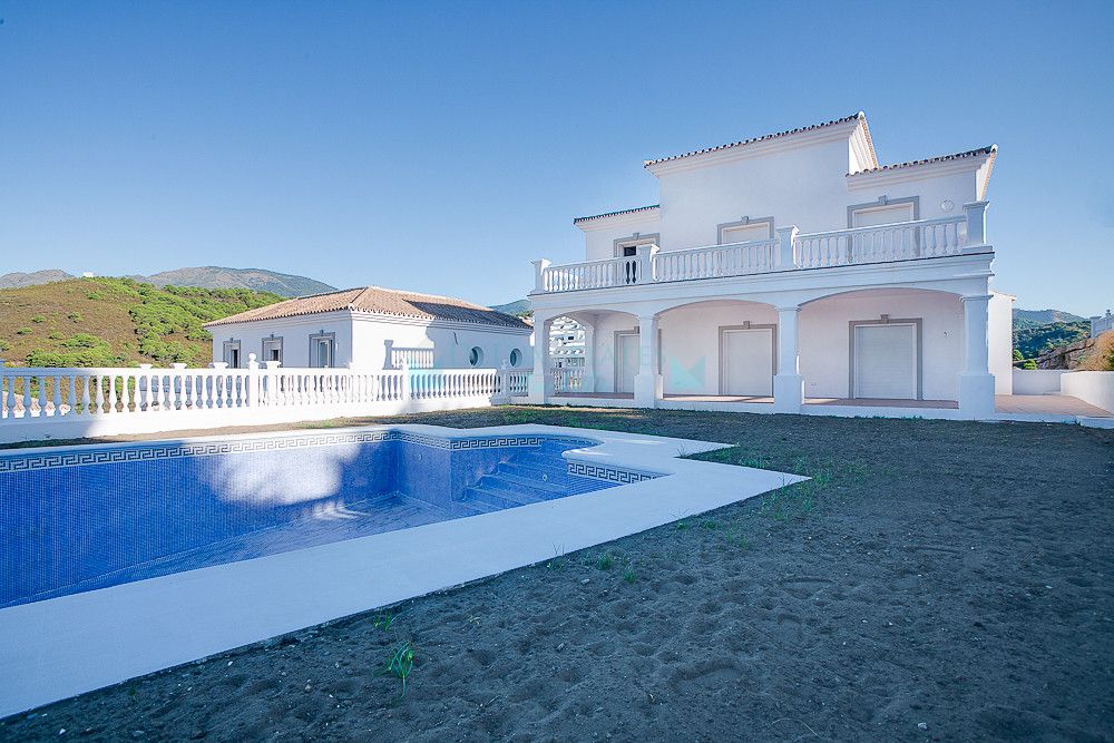 Villa for sale in Estepona