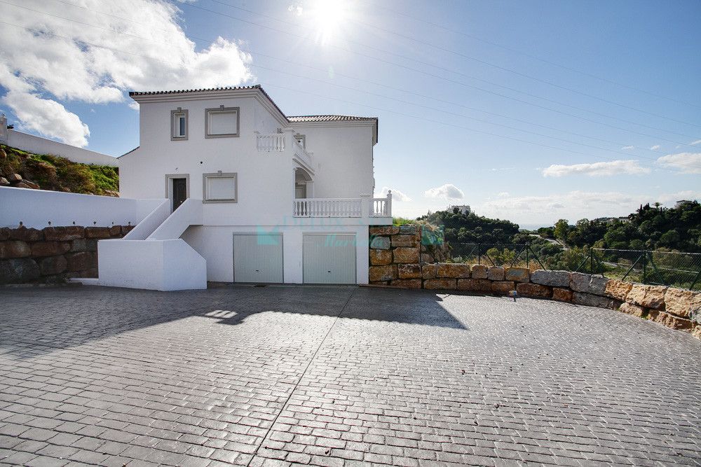 Villa for sale in Estepona