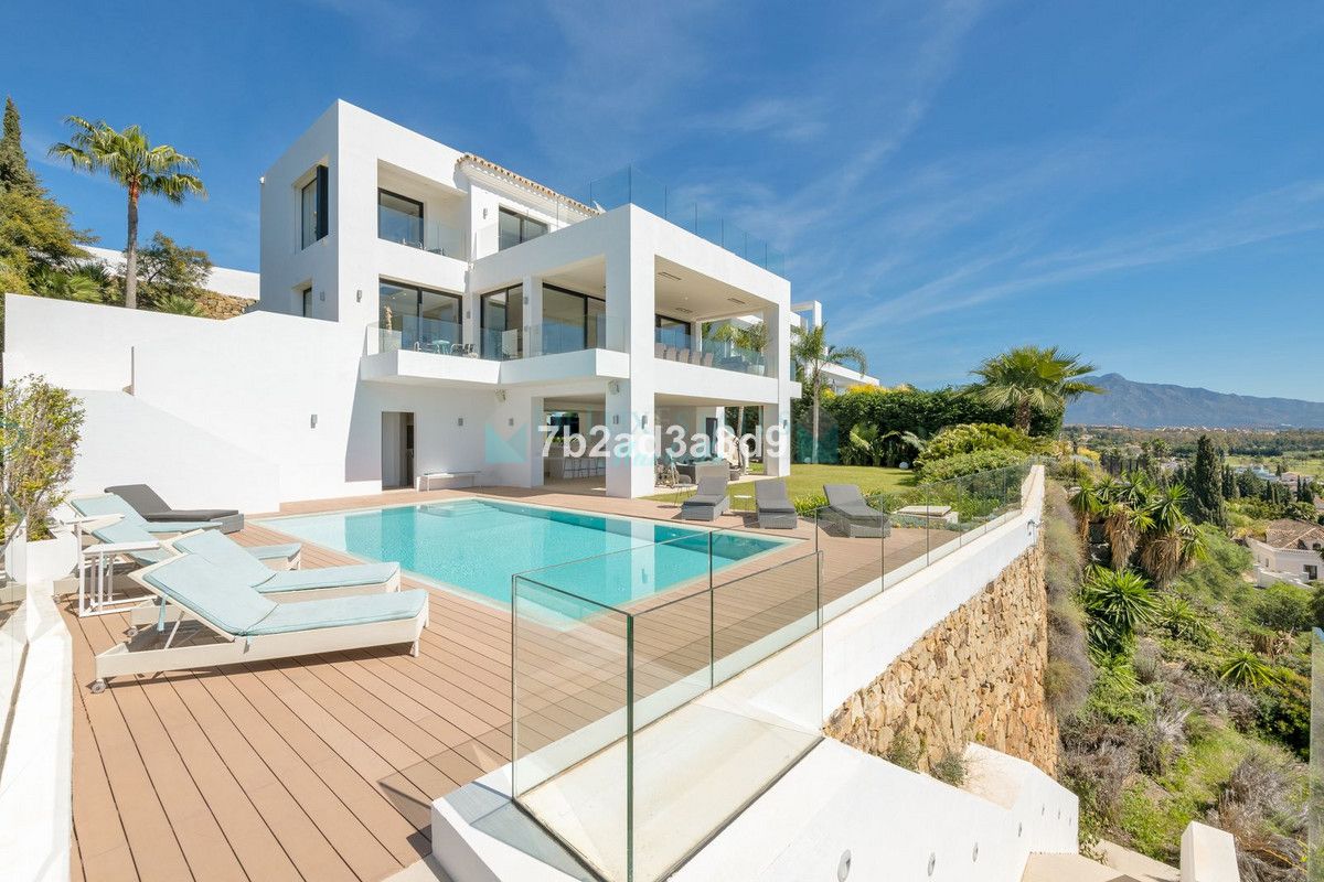 Villa en venta en El Paraiso, Estepona