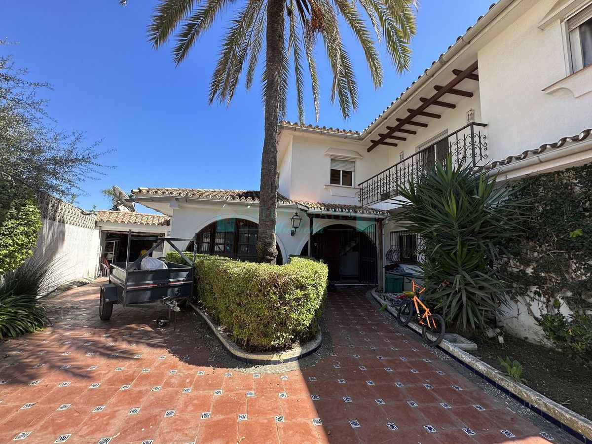 Villa for sale in Estepona