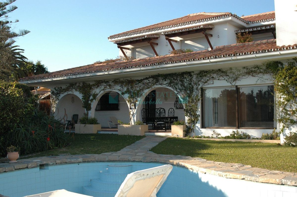 Villa for sale in Estepona