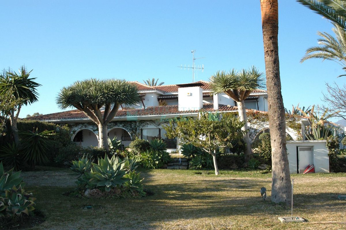 Villa for sale in Estepona