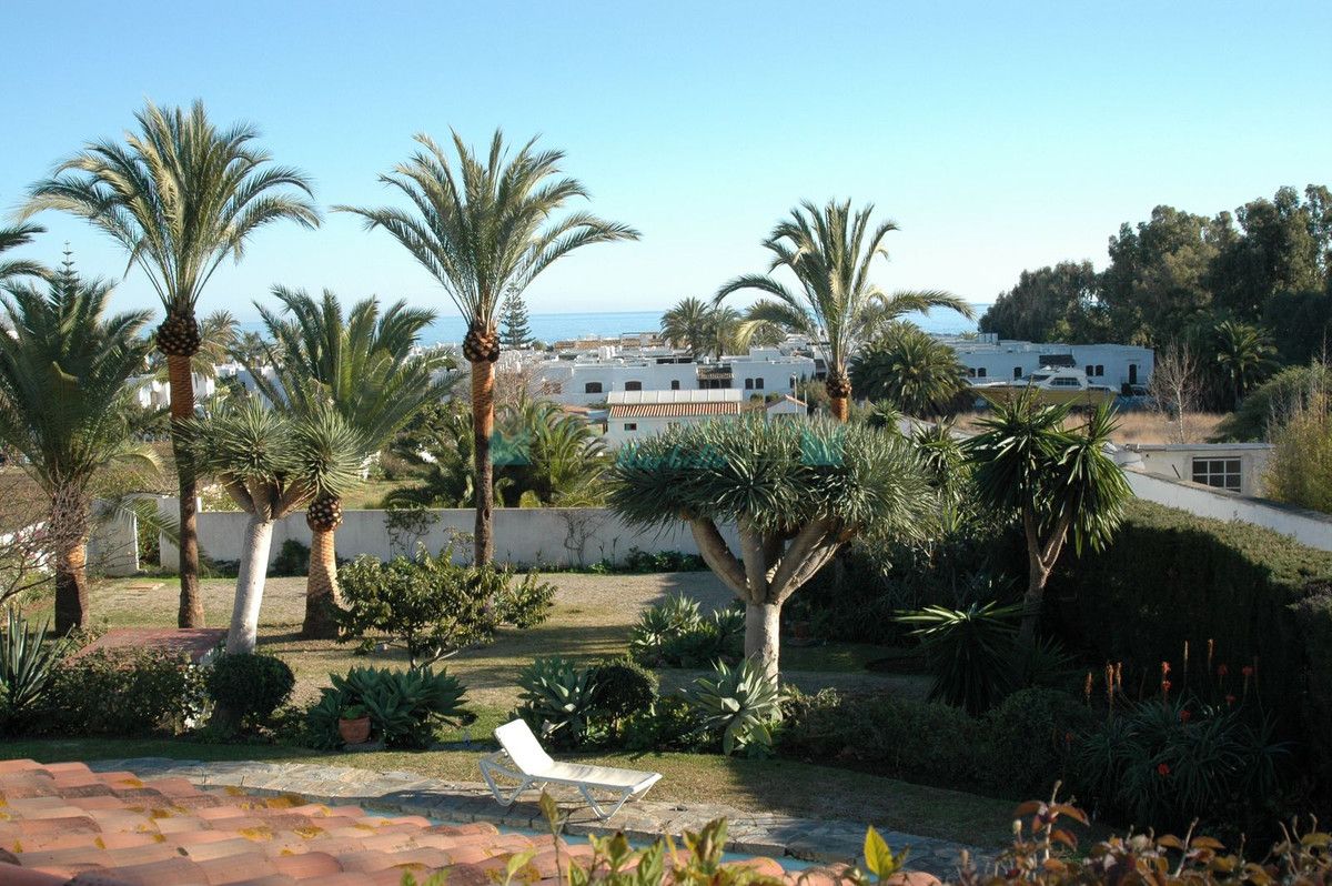 Villa for sale in Estepona