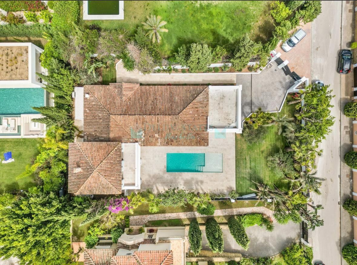 Villa for sale in Aloha, Nueva Andalucia