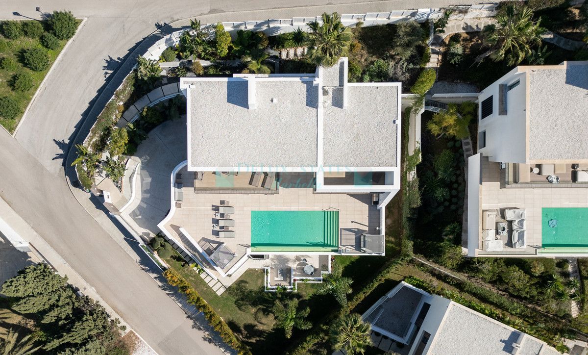 Villa for sale in El Paraiso, Estepona