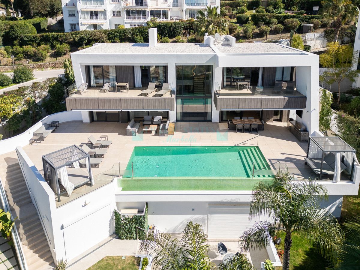 Villa for sale in El Paraiso, Estepona