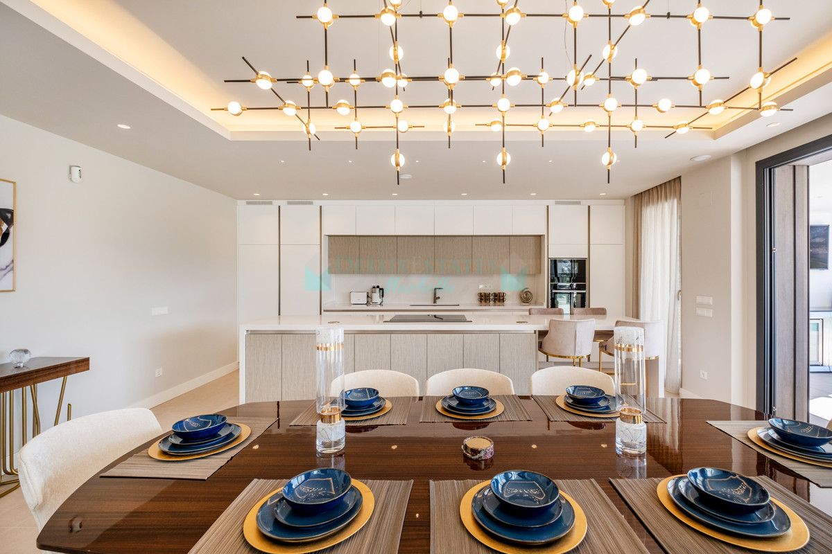 Villa for sale in El Paraiso, Estepona