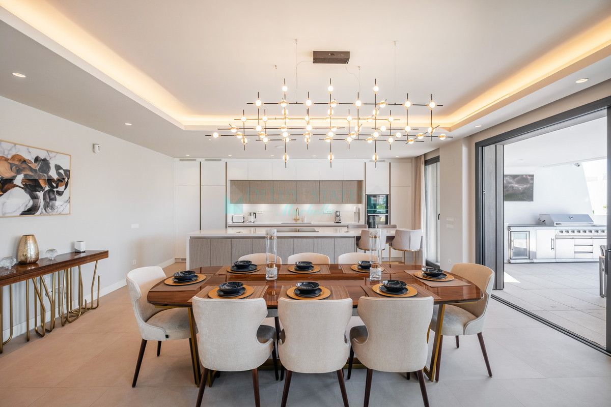 Villa for sale in El Paraiso, Estepona