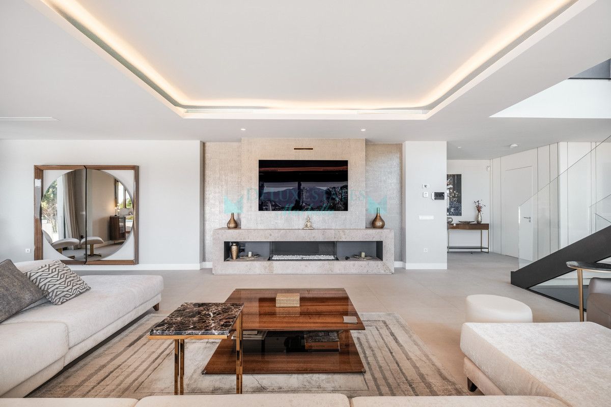 Villa for sale in El Paraiso, Estepona