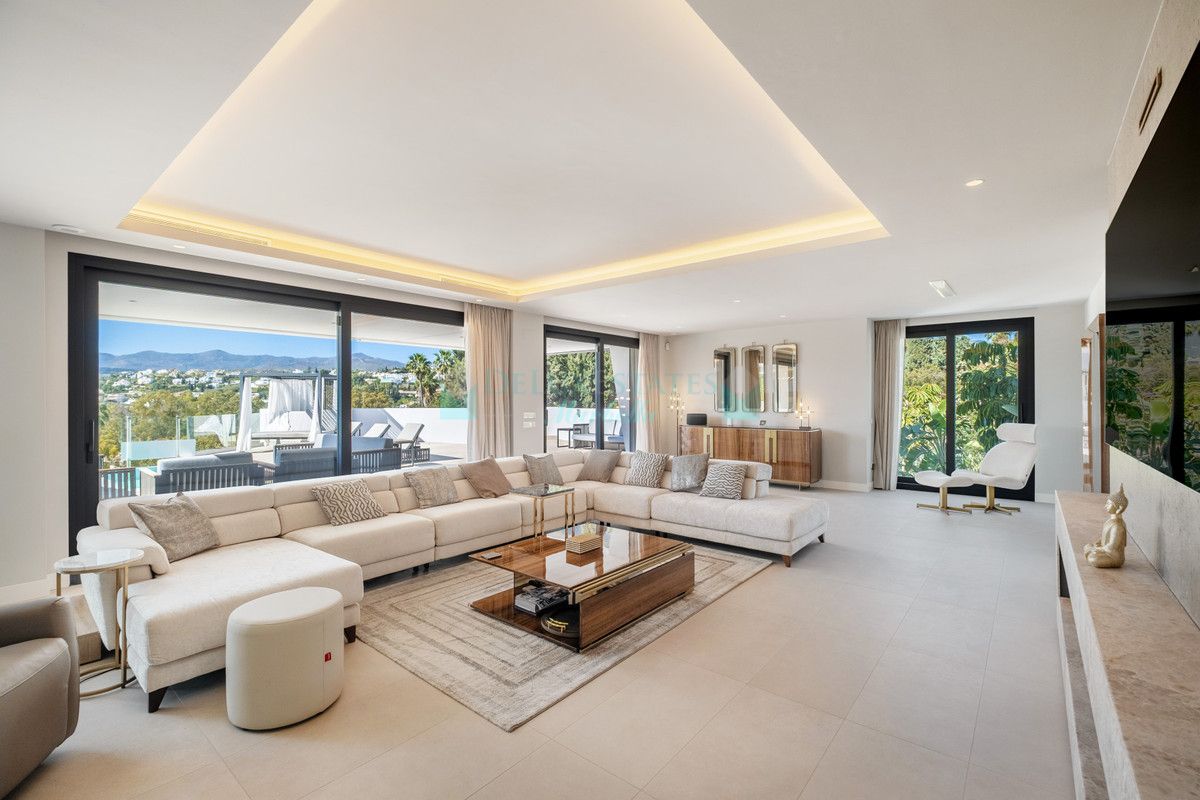Villa for sale in El Paraiso, Estepona