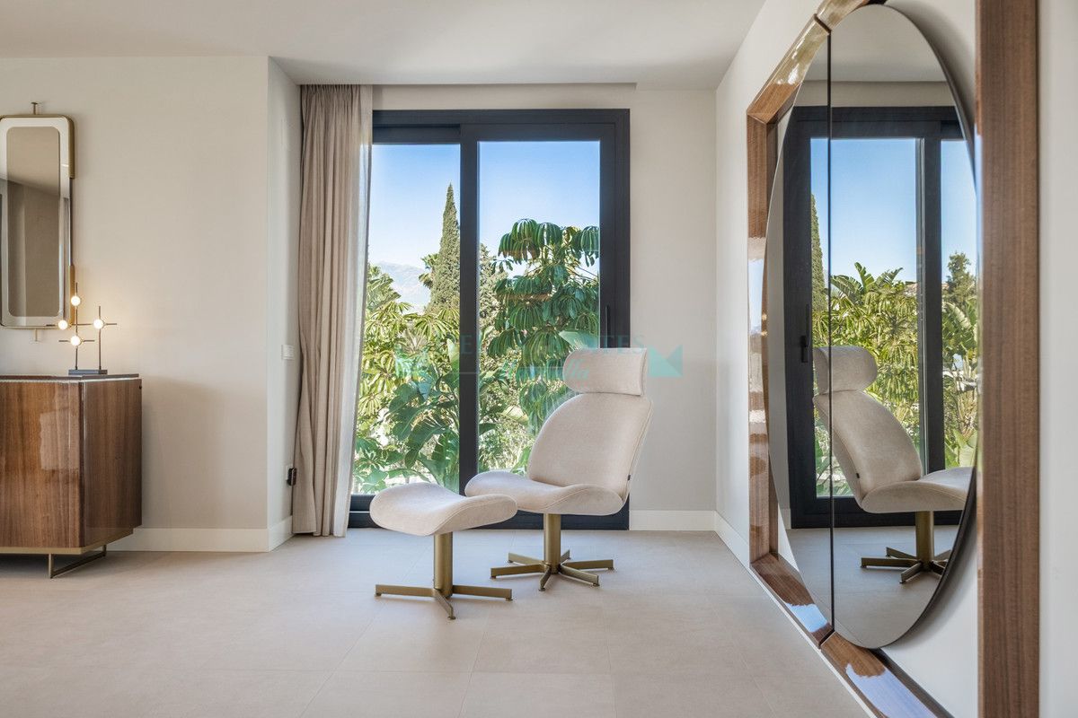 Villa for sale in El Paraiso, Estepona